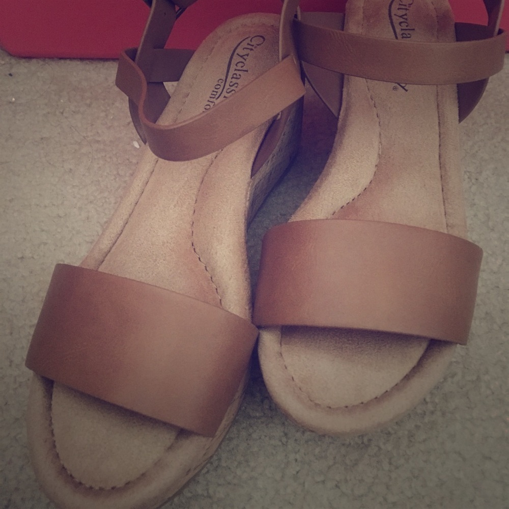 City classified comfort tan wedges size 6 NEW